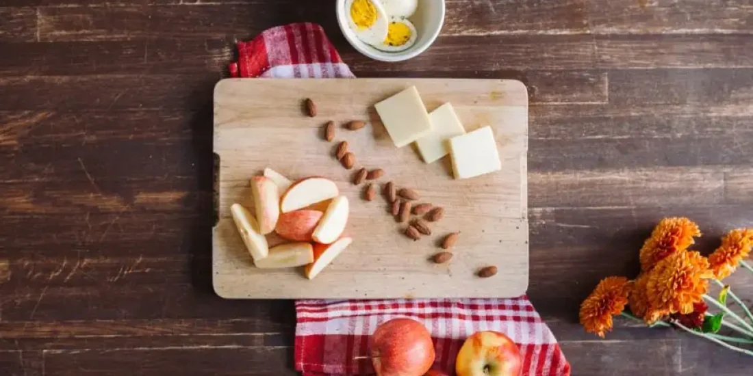 Formaggi, mele e uova per una colazione rapida e nutriente.