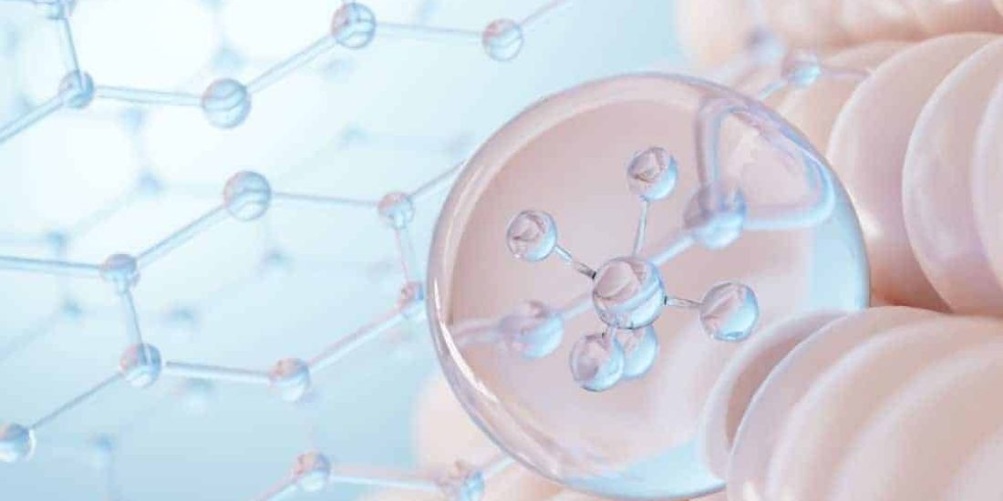 Modello molecolare con atomi collegati in una rete tridimensionale.